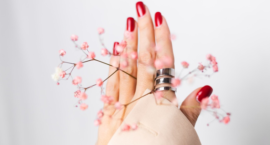Uñas Acrílicas en Casa: 7 Errores Comunes que Todos Cometen – y Cómo Evitarlos