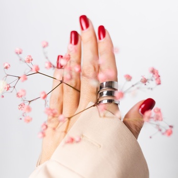 Uñas Acrílicas en Casa: 7 Errores Comunes que Todos Cometen – y Cómo Evitarlos